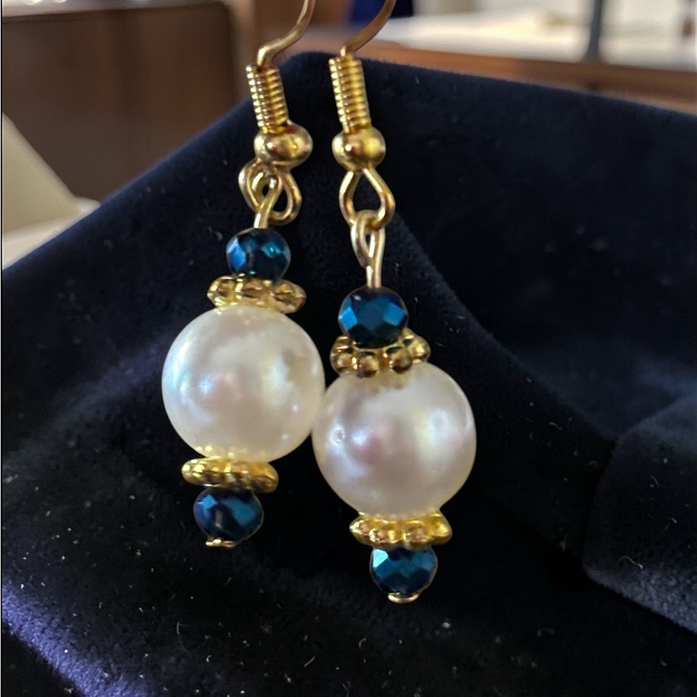 💗💗💗Gorgeous Pearl and Blue Crystal Drop Earrings - Gold plated Accents